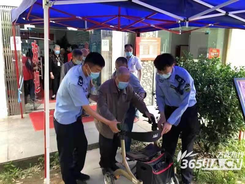 赞！合肥包河区城管开启“暖心通道” 助力行动不便老人接种疫苗