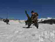 吉林长白山边防组织官兵开展雪地训练