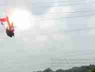 女子跳伞撞上高压线瞬间爆燃